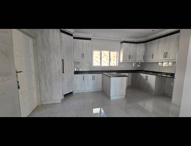 3 BEDROOM TOWNHOUSE FOR SALE IN MOUNT EDGECOMBE